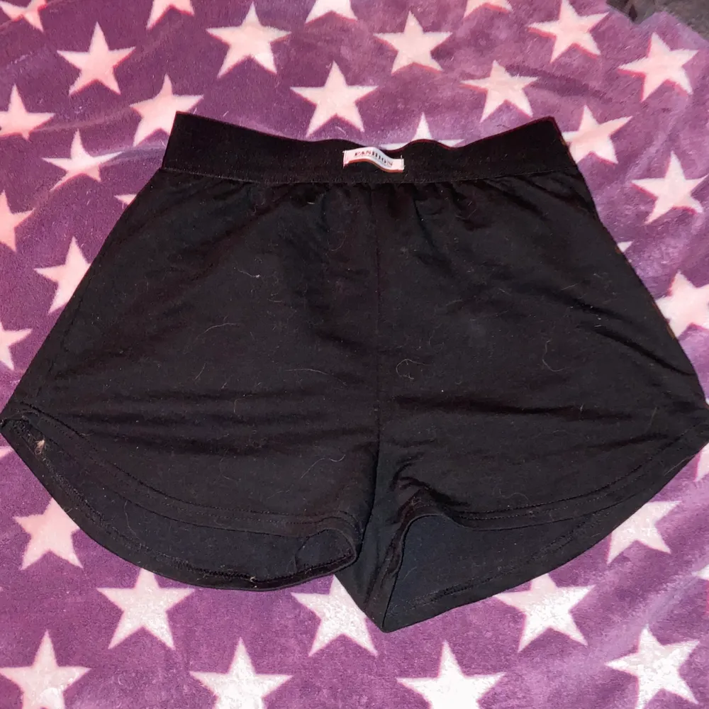 Här är ett par shorts som inte passar längre, dem är håriga på bild yes men tvättas innan fraktning. Från Shein o ganska tunna men funkar bra ändå. Shorts.