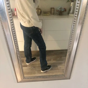 Weekday jeans - Jättefina weekday jeans i en mörkblå färg 💙💙 Dom är i trendiga modellen ROW, som är en straightleg modell!! Säljer pga att dom blivit försmå för mig i midjan tyvärr 😔 Annars är dom super sköna och matchar till väldigt mycket!! Frakt ingår ej i priset, vid snabbt köp kan jag tänka mig gå ner i pris ❤️