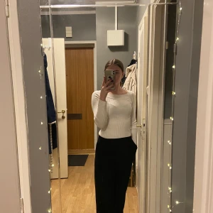 Vit ribbad tröja  - En vit långärmad tröja från Gina Tricot i storlek M men själv skulle jag säga att det är en storlek S