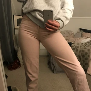 Rosa Zara Jeans - Balla rosa Zara Jeans storlek storlek 24, sitter som midwaist på mig men ska egentligen vara low waist
