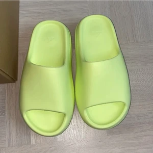 Yeezy slide  - Köpta här på plick. Ej använda endast testade. Säljer då de är för små för mig. Står storlek 37 men de är små i storleken så jag skulle snarare säga 36. 