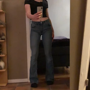 Lågmidjade utsvängda jeans - Sköna och snygga lågmidjade utsvängda jeans. Säljer då dom ej kommer till användning, i bra skick! Köparen står för frakt, kan mötas upp i Linköping❤️‍🔥❤️‍🔥