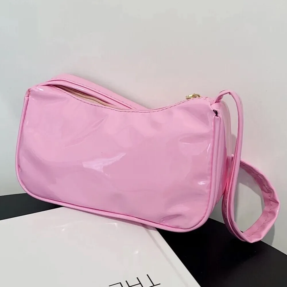 Supersöt rosa handväska i lack💕💓  Ny!!! Aldrig kommit till användning.. Frakt ingår!! 💝                (inte min bild). Väskor.