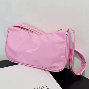 Supersöt rosa handväska i lack💕💓  Ny!!! Aldrig kommit till användning.. Frakt ingår!! 💝                (inte min bild)