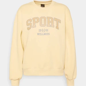 Tjocktröja - Säljer nu denna ljusgula tjocktröjan från ginatricot, den är i storlek L och är köpt för 199kr men säljer nu för 40kr +frakt 💗