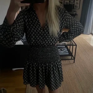 Zara klänning - Jättepopulär klänning från zara, helt slutsåld💗 Ny med lapp kvar, bud på 330kr