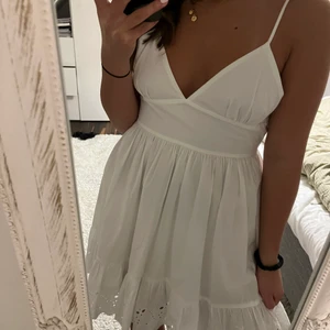 Vit klänning från Zara - Vit sommarklänning från ZARA, med justerbara band. Köpt förra året och finns inte längre. Aldrig använd, lappen sitter kvar. 