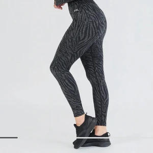 Tights AYBL - Säljer dessa nästan nya tights från AYBL! Dom är i storlek S. Jag brukar ha XS, så dessa är små i storleken. Nypris ca 430kr. 