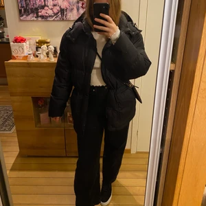 Vintage Moncler jacka - Säljer nu efter många om och men min ÄKTA!!! Moncler dunjacka😩  Modellen heter Grenoble och är i storlek 2 vilket motsvarar M. Funkar även för dig med storlek XS-S om du vill ha oversize😊 Inga fläckar eller märken finns. Jackan är justerbar vid höft och midja. Dragkedjan är dubbel. Luvan är avtagbar och även den justerbar. 2 ytterfickor med olika ingångar och en innerficka för plånkan. Hämtas hemma hos mig eller skickas mot fraktkostnad😆. Uppskattat värde ligger på 5000-7000kr. Ej äktehetsbevis