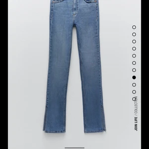 Jeans med slits zara - Jag har dessa i både svart och blå i storlek 36 , skriv för bilder 150kr st