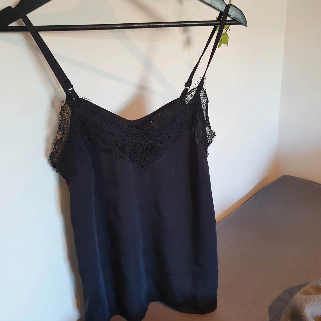 Svart satin spetslinne 