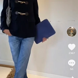 Låg midjade! - Säljer ett par lågmidjade jeans! Sjukt snygga! Strlk 36 så förstora för mig 