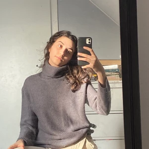 Grå stickad polo - Stickad polo som är mjuk och fin och så snygg till jeans🤍