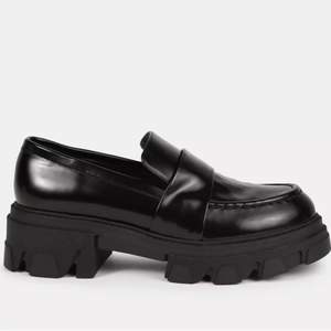 Säljer ett par svarta chunky loafers i faux leather! Oanvända i storlek 41 🕺🏼🕺🏼