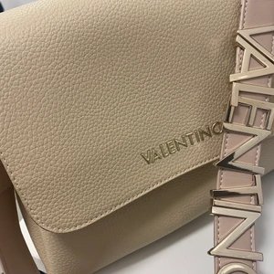 Underbar Valentino väska - Skitsnygg beige/rosa handväska från Valentino. Iprincip oanvänd!! Perfekt size då den inte är för stor men du får plats med massor! Skriv för fler bilder. Köpt för 2000! Säljer för 900 exklusive frakt