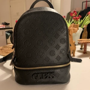 Guess mini ryggsäck! - Intressekoll på min väldigt fina guess väska/ryggsäck. Är i nyskick och syns knappt att den är använd. Köpte för 1300 och vill se vad folk kan ge för den. Kontakta för fler bilder eller frågor!❤️