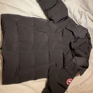 Canada gose - Tjena! Säljer nu min canada gose jacka då den blevit för liten för mig:(  Den är i väldigt fint skick inga skador alls även använd fåtal gånger! Hör av er💞