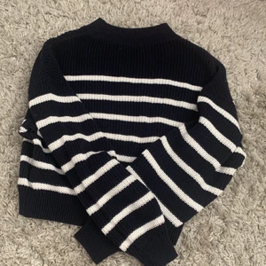 randig tröja - säljer denna jätte fina mörkblå vit randig stickad tröja eftersom den aldrig kommer till användning. Tröjan är aldrig använd bara testad. Den är i barnstorlek men sitter exakt som en xs/s😊😊