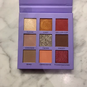 Revolution Friends palett Monica - En riktigt härlig palett från Revolutions samarbete med Friends, denna palett är ”Monicas”. Paletten är endast swatchad, i övrigt är den orörd.