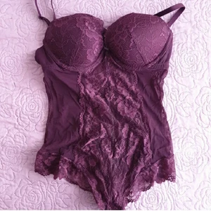 Bodysuit - Vinröd bodysuit, helt oanvända, nypris är 399kr storlek s kupa 75B