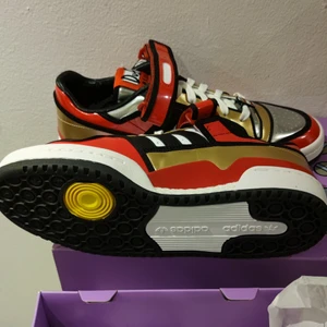 Adidas originals x the Simpsons forum - Helt nya och oanvända. Svåra att få tag i, slutsålda överallt. Storlek 43 1/3. Betalning sker med Swish och köpare står för fraktkostnaden.