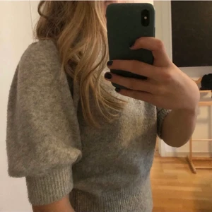Stickad tröja med puffärm Hm - Stickad tröja med puffärmar från Hm storlek M. Den är i fint skick!! Köparen står för frakten. Jag ansvarar inte för postens slarv.   (Första bilden är lånad)