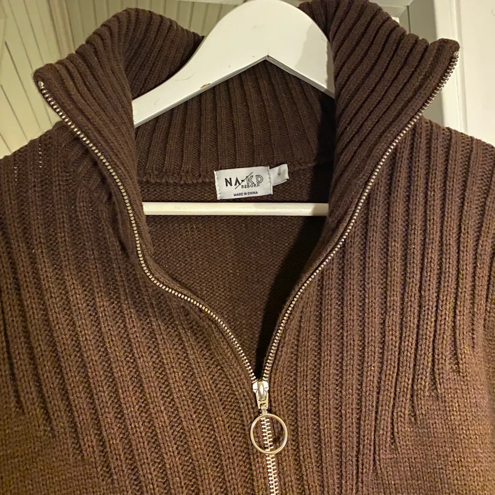 Helt oanvänd brun stickad tröja från na-kd i stl. M, säljer då den inte kommit till användning. Frakt tillkommer💗. Tröjor & Koftor.