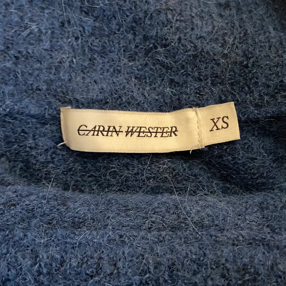 Säljer denna snygga blåa stickade tröjan från Carin Wester. Använt ett fåtal gånger och är i ett väldigt bra skick. Den är lite stickig men om du är känslig för sånt så rekommenderar jag och inte köpa. Annars ha ett linne under så hjälper det väldigt mycket. Pris kan diskuteras och ifall det är fler som är intresserade så blir det budgivning. . Stickat.