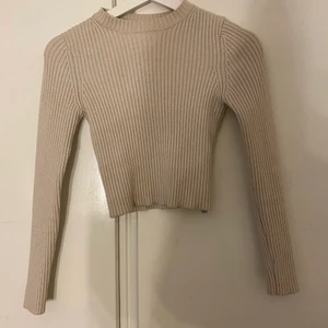 Zara topp - Jättefin topp från Zara som jag själv köpte på plick för ett tag sedan. Tyvärr är den lite kort i ärmarna för mig som har ganska långa armar och kommer därför inte till användning. Köparen står för frakt💞💘