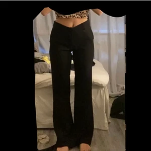 Kostymbyxor - Säljer dessa fina kostymbyxor från designbysi. De är storlek M men dom är väldigt små i storleken så sitter mer som xs/s. Jag är 157 cm och dom är perfekta i längden för mig. Köpta för ca 400kr och endast använda några enstaka gånger. 250kr + frakt