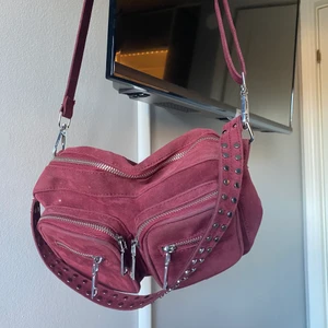 Noella väska - En vinröd noella väska, använt typ 3 gånger och har inga skador