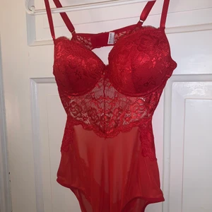 Röd spetsbody  - Snygg spetsbody som bara är testad. Inget jag vill ha kvar längre så säljer vidare, för fler bilder eller frågor så är det bara att höra av er 🌹