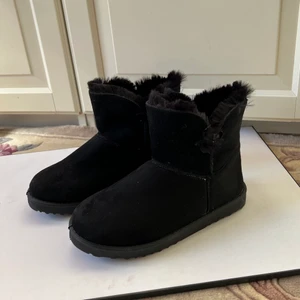 Svarta uggs - Säljer mina supersnygga uggslikande skor som är helt oanvända, kommer inte ihåg vart de är köpta! 