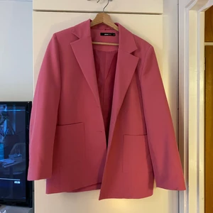 Rosa kavaj från Ginatricot - Oversized rosa kavaj i storlek 36, ganska stor i sorleken. Den är stor på mig som brukar köpa 38. Använd ca 2 ggr och säljs pga att den inte kommer till användning. Fint skick! 