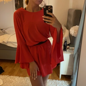 Röd/rosa klänning  - Röd/rosa klänning med volang ärm i storlek 38❤️ använd två gånger!! Den är rak i modellen men jag har använt ett band i midjan❤️