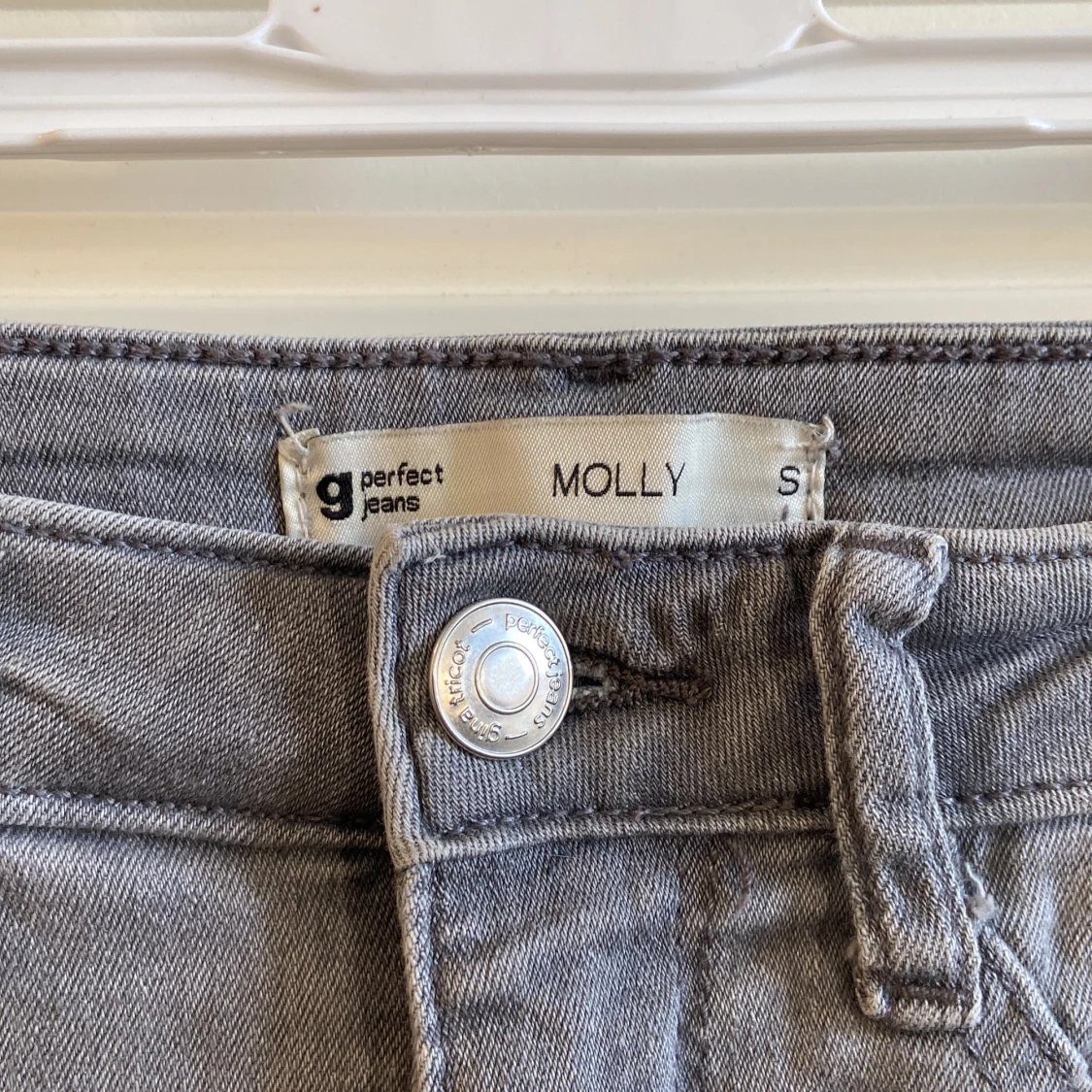 Gråa jeans från Gina tricot.  - 90