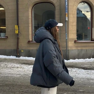 H&M trend dunjacka puffer - En så snygg jacka från H&M, säljer för jag aldrig använder den tyvärr. Den blev slutsåld överallt snabbt och den är så varm och skön! Jättefint skick, som ny. Köpt för 1000 kr. Oversized fit 🥰 500kr inkl frakt :) Kan mötas upp i Malmö eller skickas!