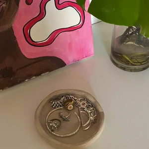 Smyckesfat - Beiget smyckesfat💜 Köparen står för frakt!