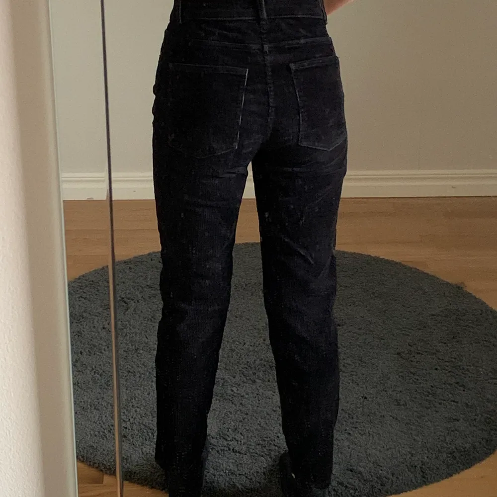Svarta Manchester byxor i rak modell. Knappt använda. . Jeans & Byxor.