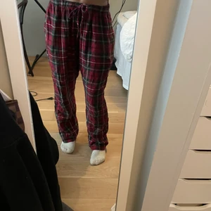 pyjamasbyxor - pyjamasbyxor från hm herr, nypris är 150. Säljer då de är för stora för mig i längden, jag är 156. Byxorna funkar på både tjejer och killar. frakt är inräknat i priset.