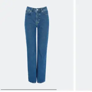 Säljer mina mörkblåa jeans som är raka i modellen. Jeansen är från bikbok och är som nya och köptes för 599 kr, dom är knappt använda i nyskick! Säljer dem då dom inte kommer till användning. Skriv för fler bilder/frågor🥰