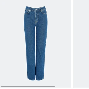Blåa raka jeans  - Säljer mina mörkblåa jeans som är raka i modellen. Jeansen är från bikbok och är som nya och köptes för 599 kr, dom är knappt använda i nyskick! Säljer dem då dom inte kommer till användning. Skriv för fler bilder/frågor🥰