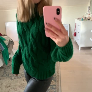 stickad tröja  - varm stickad tröja i härlig grön färg med bra passform (aning stretchigt i materialet) så passar fler strl! 