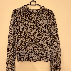 Blus - En söt blus från BikBok, storlek S, använd enstaka tillfällen. 