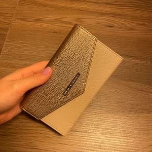 iPhone plånbokskal - Snyggt skal i en plånbok, skalet inuti går att ta av med magnet! Passar iPhone 8 Plus, oanvänd