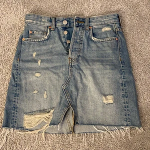 Kjol - Tänkte sälja min jeans kjol pga att den är för liten för mig nu, användt några gånger men inte så att det syns eller har blivit några fläckar🤍 strl 34. Skriv för mer bilder eller om ni är intresserade ✨