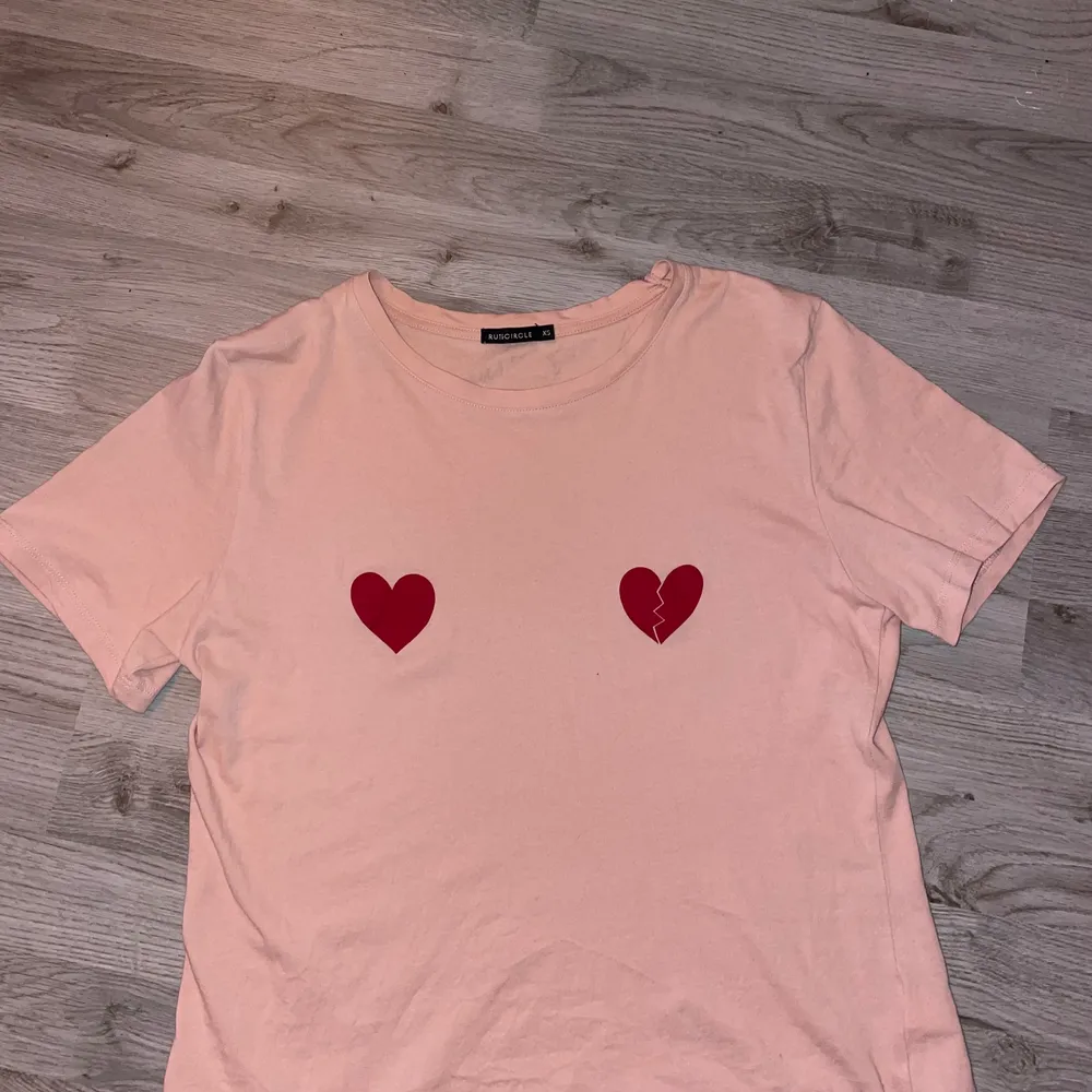 Köpt för flera år sedan men istortsett aldrig använd. Vanlig mjuk rosa t-shirt med två röda hjärtan på.❤️. T-shirts.