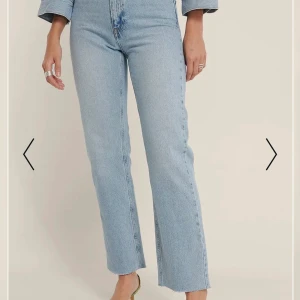 Oanvända NAKD jeans - Supersnygga jeans från NAKD i storlek 36, raka i modellen. Oanvända då dom inte passade mig, ordinarie pris 400kr☺️