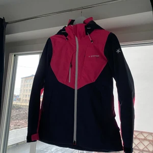 Skidjacka från Everest - Assnygg skidjacka från Everest. Använd endast ett fåtal gånger så den är i nyskick!! 