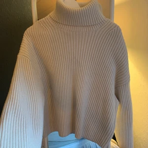 Stickad polo tröja HM - Tjock stickad polo tröja i vitt från HM. Använd ett par gånger. Nypris 400 kr